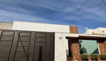 Casa à Venda no Bairro Planalto em Patos de Minas – 3 Quartos, Suíte com Hidro e Área Gourmet