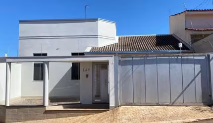 Casa com Quintal Amplo à Venda no Jardim Califórnia – 3 Quartos e Suíte com Hidro | Patos de Minas