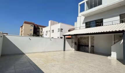 Casa à Venda no Bairro Cônego Getúlio em Patos de Minas – 3 Suítes, Espaço Gourmet e Amplo Lote