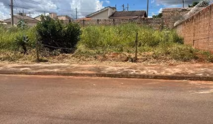 Terreno à venda no Residencial Barreiro, pronto para construção.