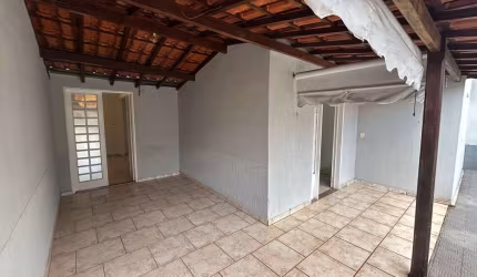 Casa à Venda em Patos de Minas - 3 Quartos, Suíte e 1 Vaga de Garagem