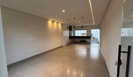 Casa à Venda em Patos de Minas – 3 Dormitórios, 1 Suíte e Lote de 231 m²