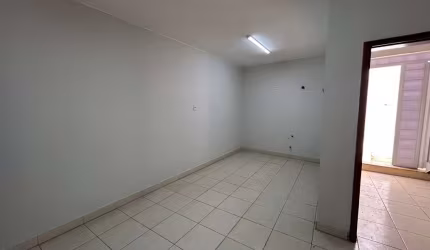Sala Comercial para Locação - 60m² Internos + 100m² Externos na Rua Olegário Maciel