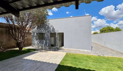Casa à Venda no Bairro Gramado em Patos de Minas – 4 Quartos, Suíte Externa e 354m² de Lote