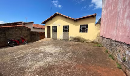 Casa à Venda no Jardim Aquários – 2 Quartos, Quintal e 200m² em Patos de Minas