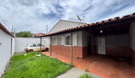 Casa à Venda na Várzea – Espaçosa, Murada e Bem Localizada!