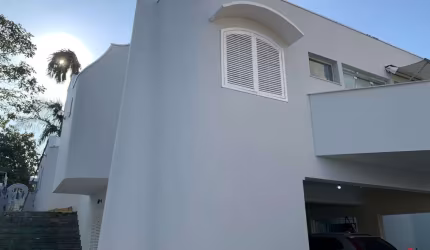 Magnífica casa de 6 quartos, 1 suíte e 6 vagas na cidade de Mogi das Cruzes-SP, bairro Socorro!
