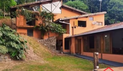 Imperdível: Chácara à venda em Mogi das Cruzes-SP, Fazenda Capelinha! 3 quartos, 3 suítes, 3 salas, 4 banheiros, 4 vagas, 354,35m²!