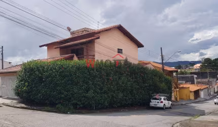 SOBRADO A VENDA NO CORAÇÃO DE MOGI DAS CRUZES, COM CARACTERICAS DE CASA DE VERANEO.