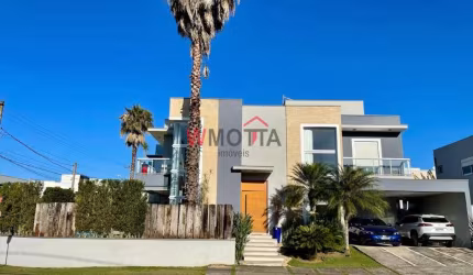 Casa de luxo em condomínio no Botujuru: 3 quartos, 3 suítes, 2 salas, 2 vagas, 285m² em Mogi das Cruzes-SP.
