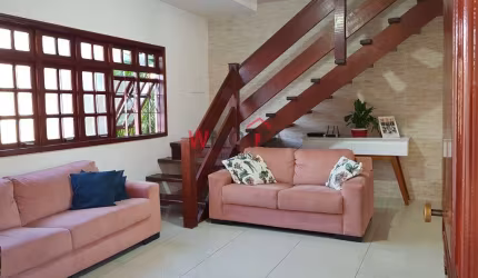 Imperdível! Casa à venda em Mogi das Cruzes-SP, Jardim São Pedro, 5 quartos, 1 sala, 2 banheiros, 3 vagas de garagem.