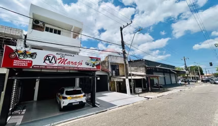 CASA Á VENDA COM TRÊS PAVIMENTOS.