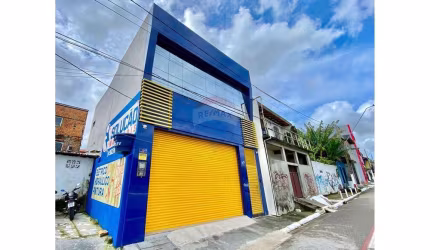 Prédio comercial recém construído na Avenida centenário