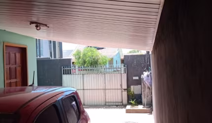 Linda Casa com árvores frutíferas em Piraquara