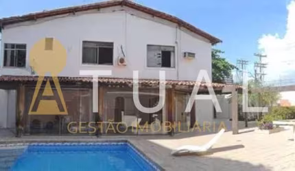 Casa para vender com 5 quartos sendo 3 suítes no Costa Azul