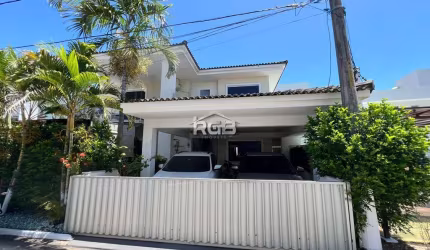 Linda Casa 4/4 com suíte em Buraquinho R$ 1.030.000,00