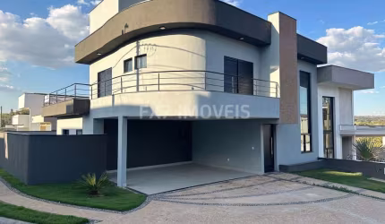 Casa à venda em condomínio de Valinhos.