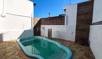 Casa à venda em Campinas-SP na Vila Joaquim Inácio: 3 quartos, 3 salas, 1 banheiro e 2 vagas de garagem!