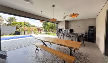 Luxuosa Casa de Condomínio à Venda em Valinhos-SP  3 Quartos, 3 Suítes, 3 Salas e 6 Vagas  Parque Valinhos, Condomínio Alameda do Parque