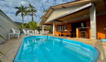 Casa com 2 piscinas na quadra do mar