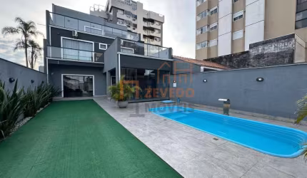 Sobrado triplex com piscina em Caiobá