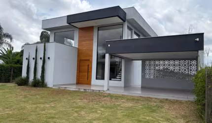 Linda casa tríplex no Condomínio Ilha da Lagoa em Contagem