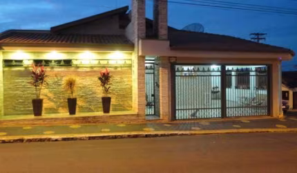 Casa à venda, 4 quartos, 2 suítes, Centro - Rio das Pedras/SP