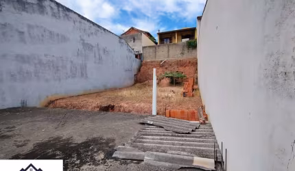 TERRENO DE 250M² EM ACLIVE EM RUA TRANQUILA COM A BASE DA GARAGEM CONSTRUIDA