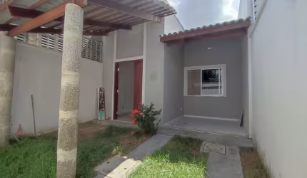 Linda casa à venda com 3 quartos, jardim e quintal.