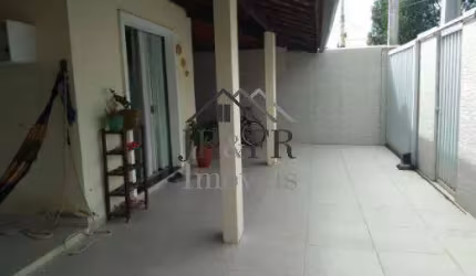 Linda casa em condomínio, energia solar, piscina e churrasqueira.