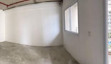 Aluga-se sala comercial na Vila Mathias/Santos com sacada, banheiro e garagem por R$ 1.200,00