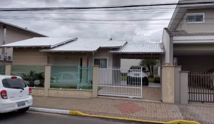 Linda casa  em condomínio fechado