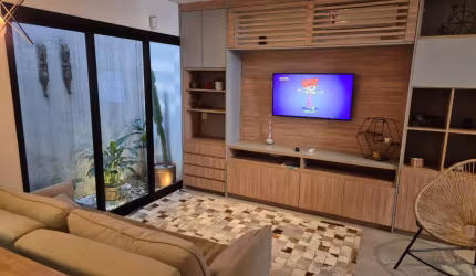 Excelente sobrado para locação, com 550 m2, estrutura voltada para área empresarial e imóvel residencial conjugado com 02 dormitórios, sendo 01 suíte, sala no conceito aberto, integrada à cozinha, ban