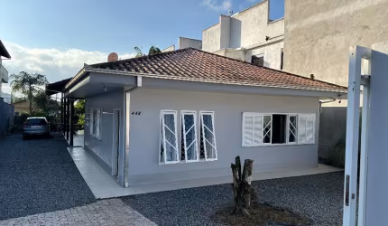 Excelente casa com 1 suíte mais 3 quartos à venda no bairro Bom Retiro em Joinville - SC  por R$ 780.000,00. AVERBADA!