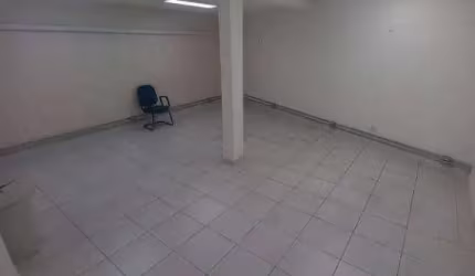 Locação salão + - 190m + 4 salas e 2 banheiros ,4 vagas com portão eletrônico, e + 2 salas com banheiro na Parte de cima  separado .para escritórios .