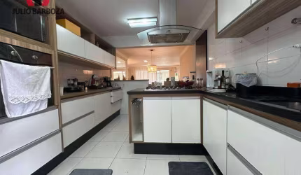 Apartamento semi novo, 140m², 3 suítes, 2 vagas de garagem.