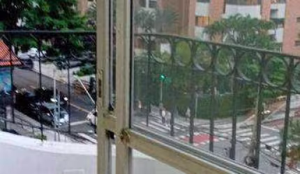 Apartamento em Moema pássaros, com 2 dormitórios, sendo 1 suíte, sacada, e 1 vaga de garagem