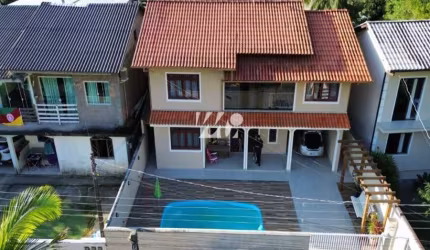Casa 198m² com 6 Quartos e Suítes em Aririú