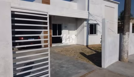 Casa com 03 dormitórios / 01 suíte no bairro Serraria em São josé/SC.