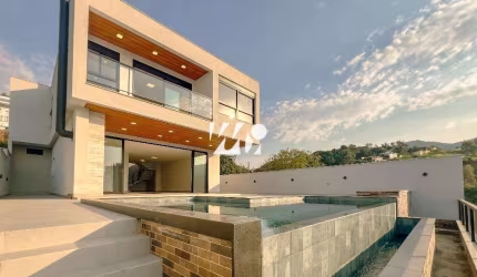 Casa 302m² com 3 Suítes na Pedra Branca