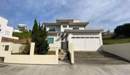 Casa com Piscina e 3 Quartos e Suíte na Pedra Branca