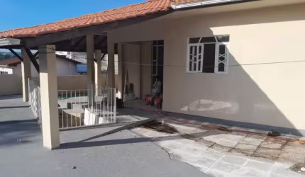 Casa 3 quatros, com suíte e espaço para closet