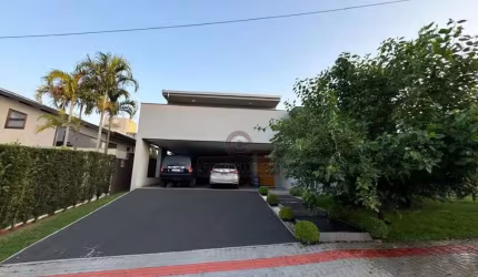 CASA À VENDA NO CONDOMINIO SUN LAKE (PORTEIRA FECHADA)