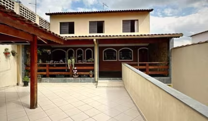 Duas casas no mesmo terreno na Parada Inglesa com 10 vagas e espaço gourmet