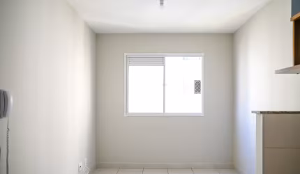 Apartamento aconchegante, 2 dormitórios, cozinha com armários.