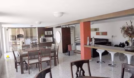 Casa à venda, 4 quartos, 2 suítes, 6 vagas, Centro - Divinópolis/MG