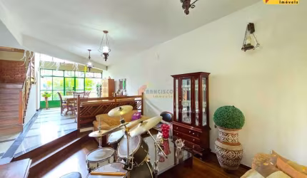 Casa à venda, 3 quartos, 1 suíte, 2 vagas, Centro - Divinópolis/MG