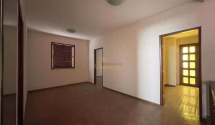 Casa Comercial para aluguel, 4 quartos, 1 suíte, 4 vagas, Centro - Divinópolis/MG