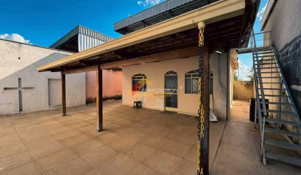 Casa para aluguel, 3 quartos, 2 vagas, Sagrada Família - Divinópolis/MG