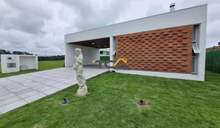 CASA TÉRREA DE 3 SUÍTES EM CONDOMÍNIO FECHADO